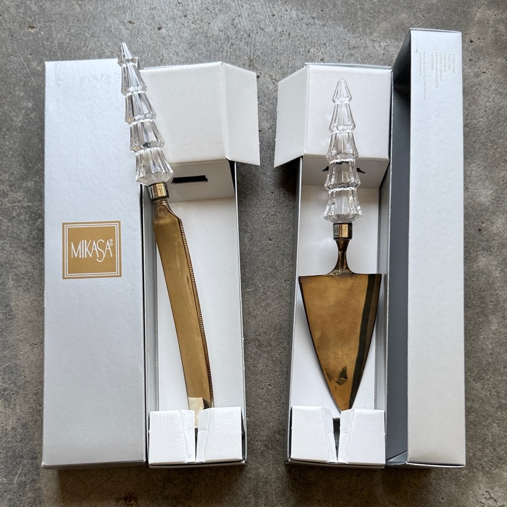 Mikasa silver  and crystal Clear Pyramid Handle Server Set